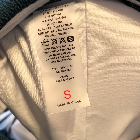 One-piece swimsuit - Picture 8 of 9